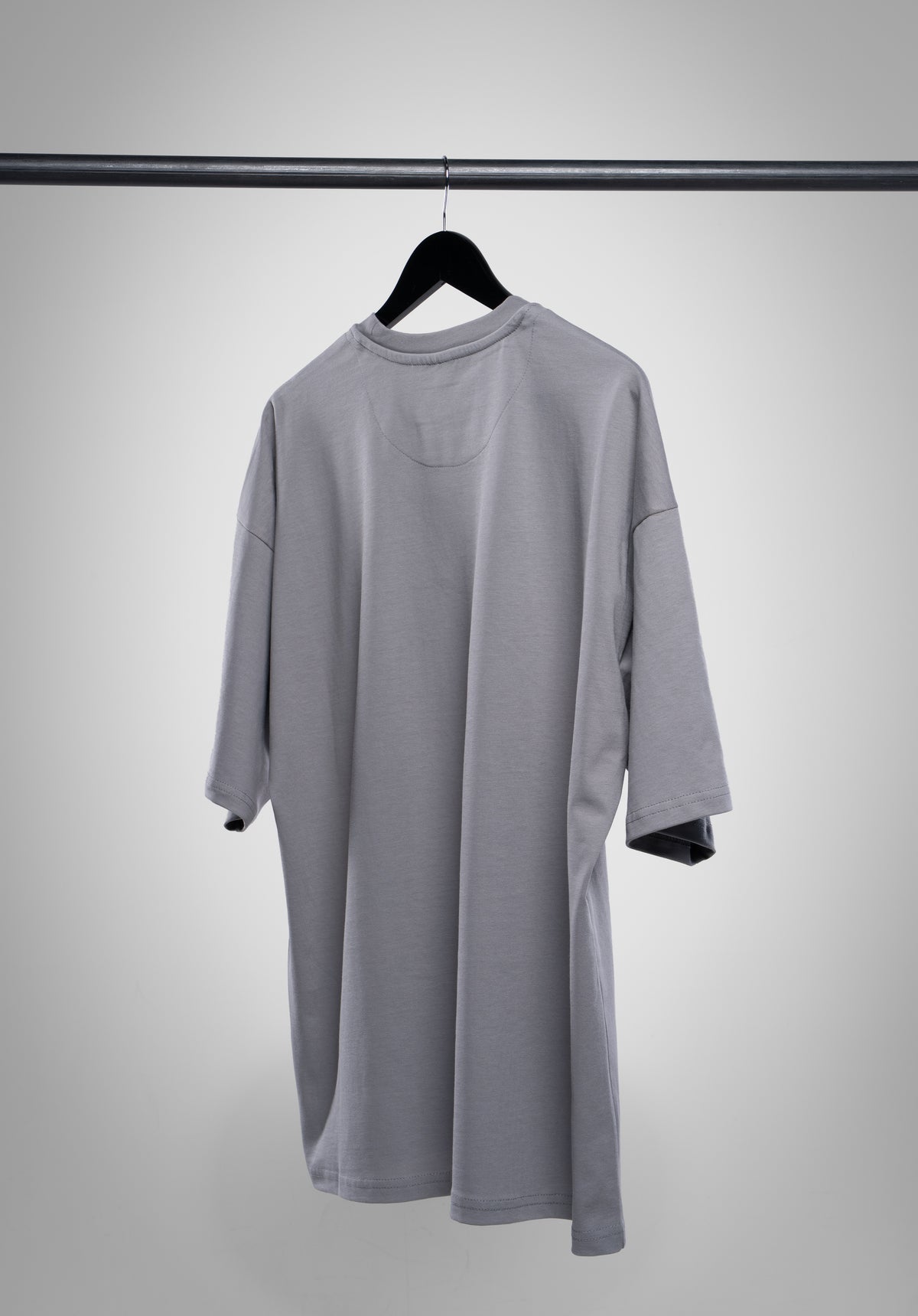 Arbeitszeitbetrug Oversize Tee Cool Grey auf dem Bügel von hinten #Farbe_Grau