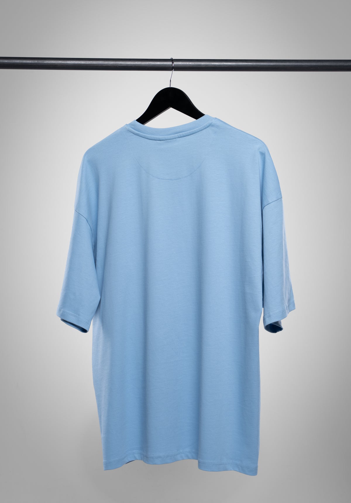Arbeitszeitbetrug Oversize Tee Light Blue auf dem Bügel von hinten #Farbe_Blau