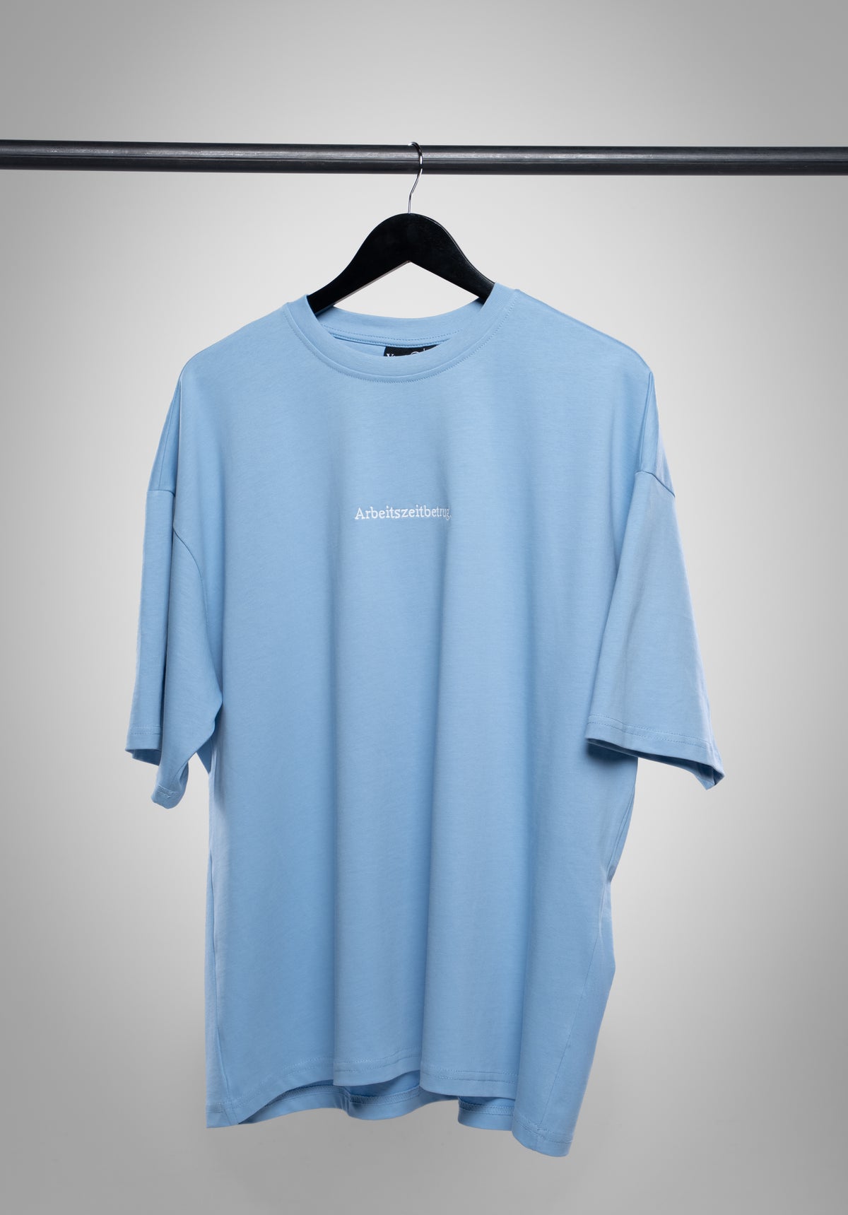 Arbeitszeitbetrug Oversize Tee Light Blue auf dem Bügel von vorne #Farbe_Blau