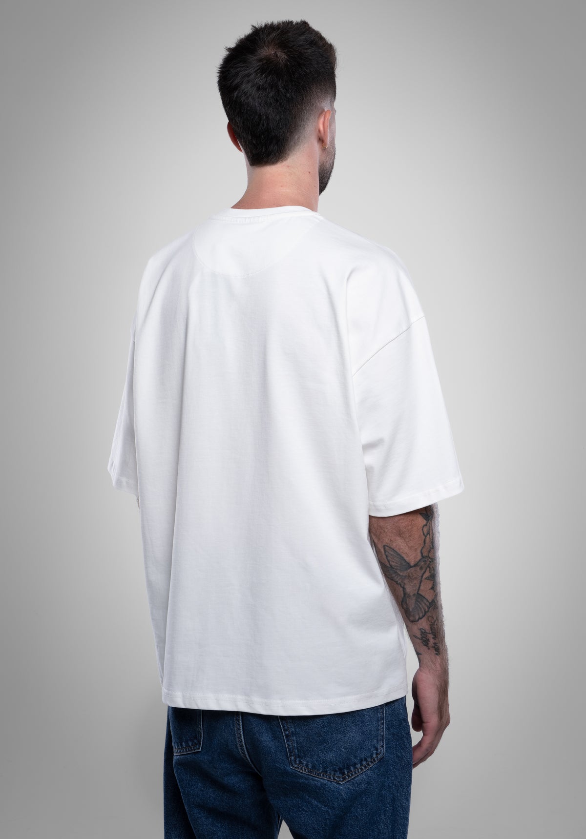 Arbeitszeitbetrug Oversize Tee Off White am Model von hinten #Farbe_Off White