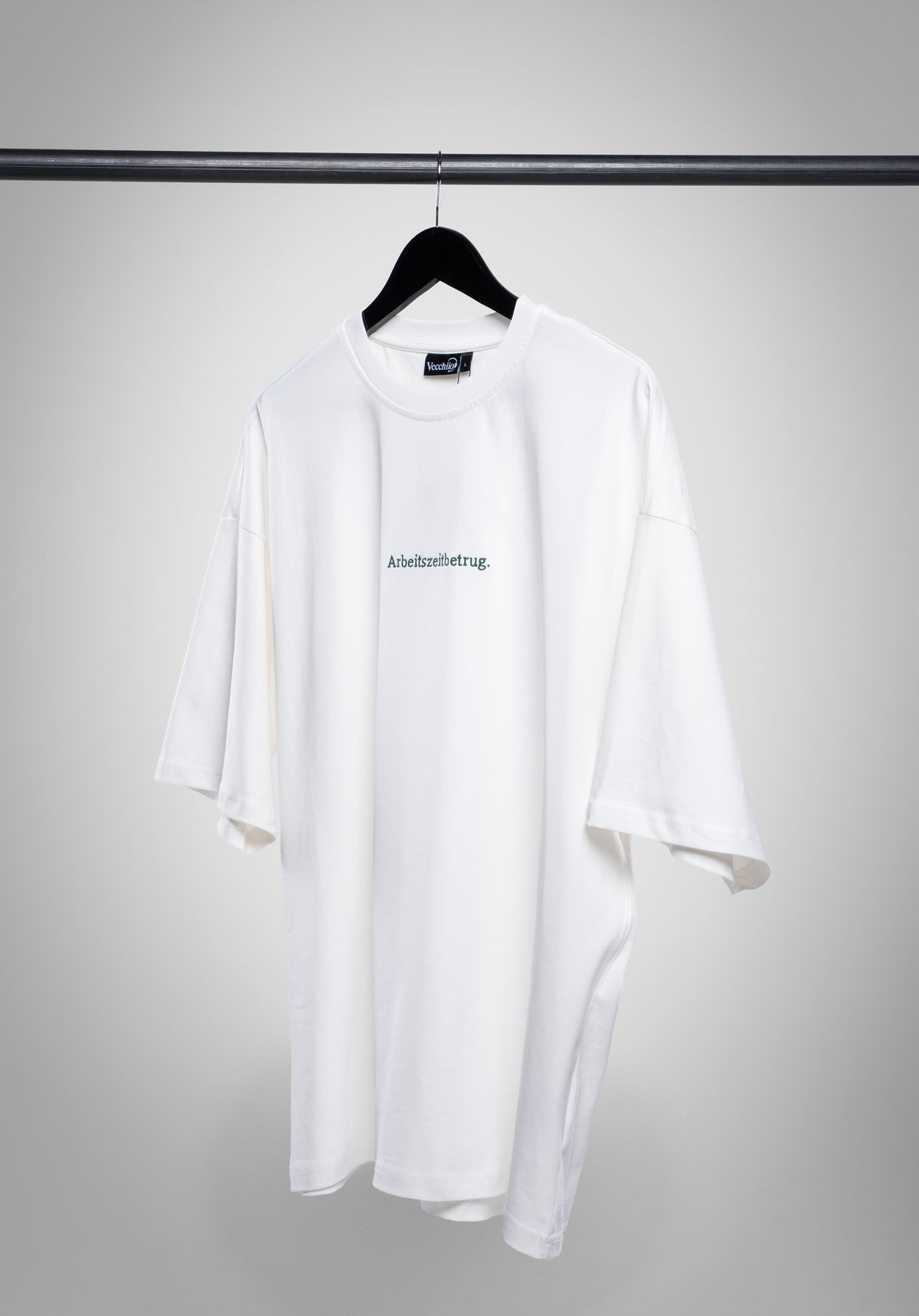 Arbeitszeitbetrug Oversize Tee Off White auf dem Bügel von vorne #Farbe_Off White