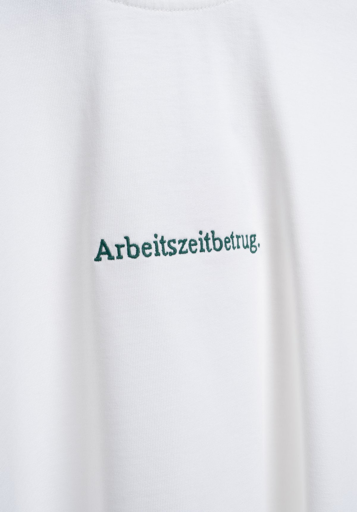 Arbeitszeitbetrug Oversize Tee Off White Detailansicht Stick #Farbe_Off White
