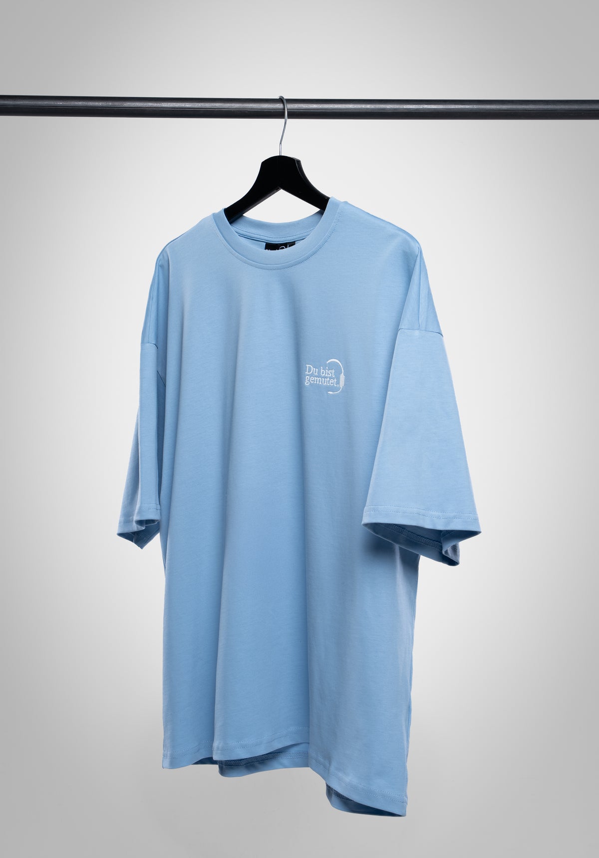 Du bist gemutet Oversize Tee Light Blue auf dem Bügel von vorne #Farbe_Blau