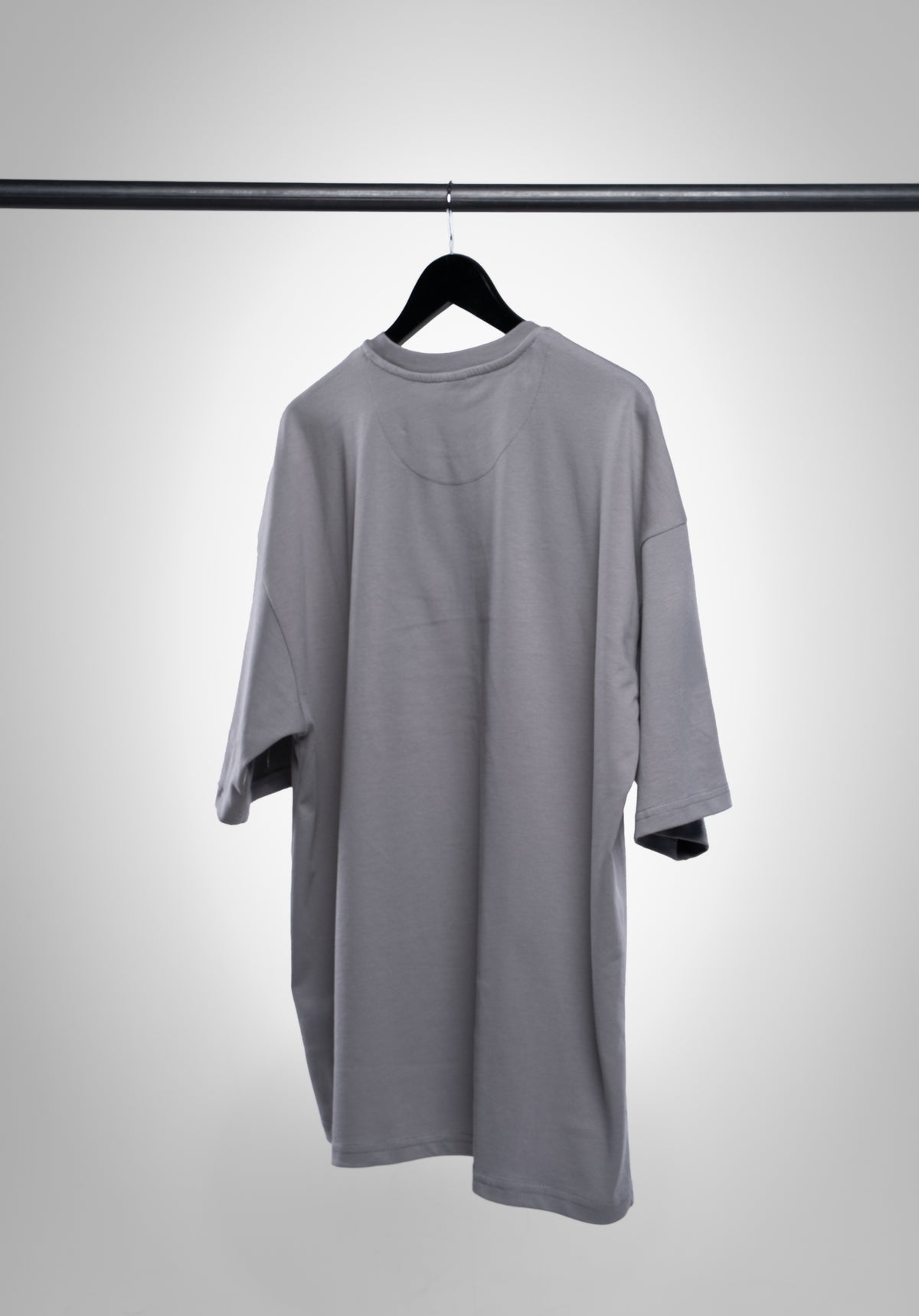 Fatzke Oversize Tee Cool Grey auf dem Bügel von hinten #Farbe_Grau