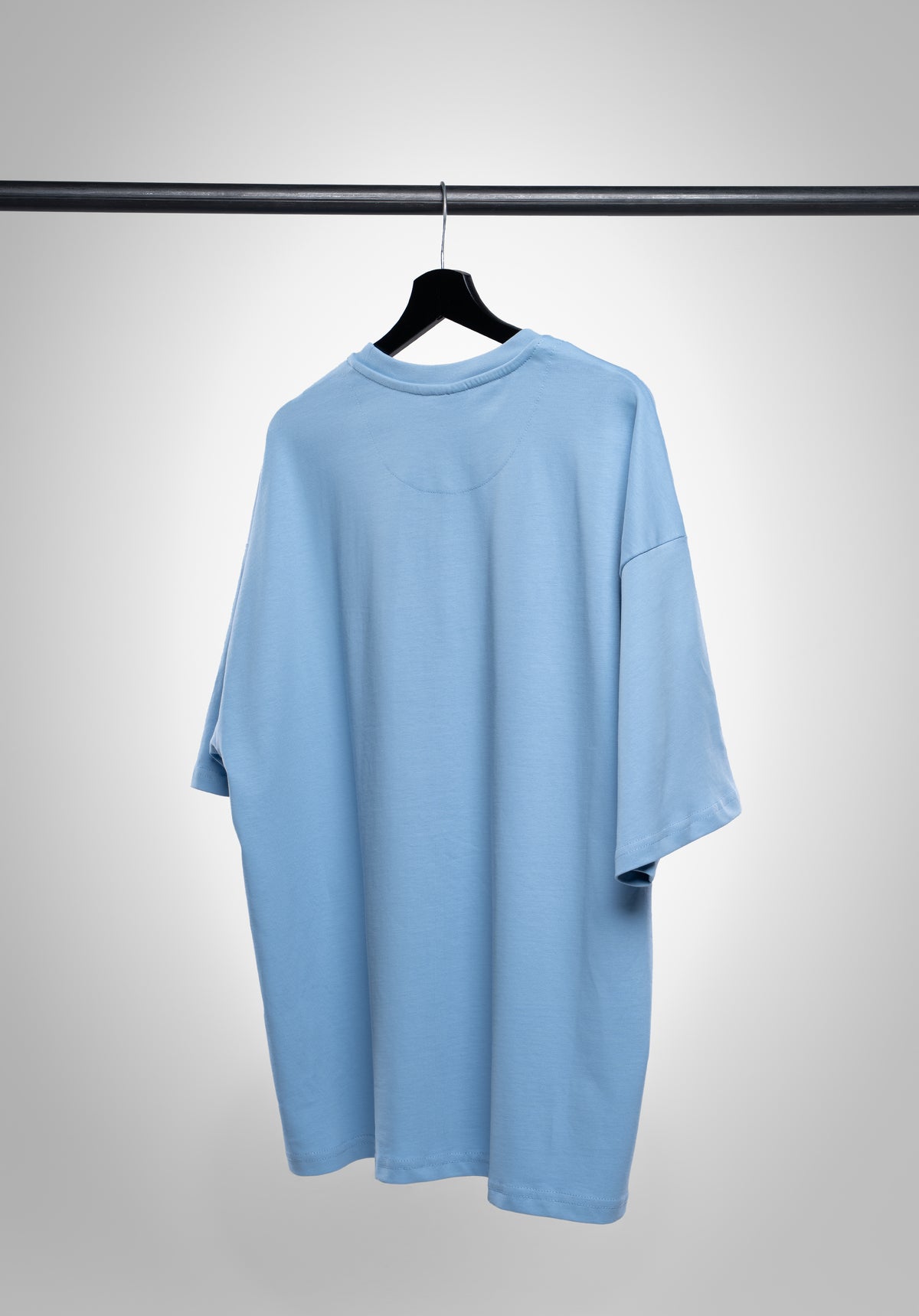 Fatzke Oversize Tee Light Blue auf dem Bügel von hinten #Farbe_Blau