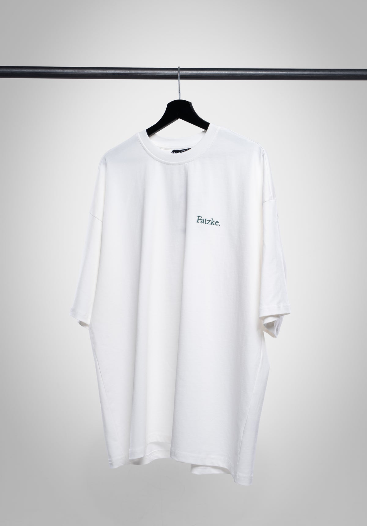 Fatzke Oversize Tee Off White auf dem Bügel von vorne #Farbe_Off White