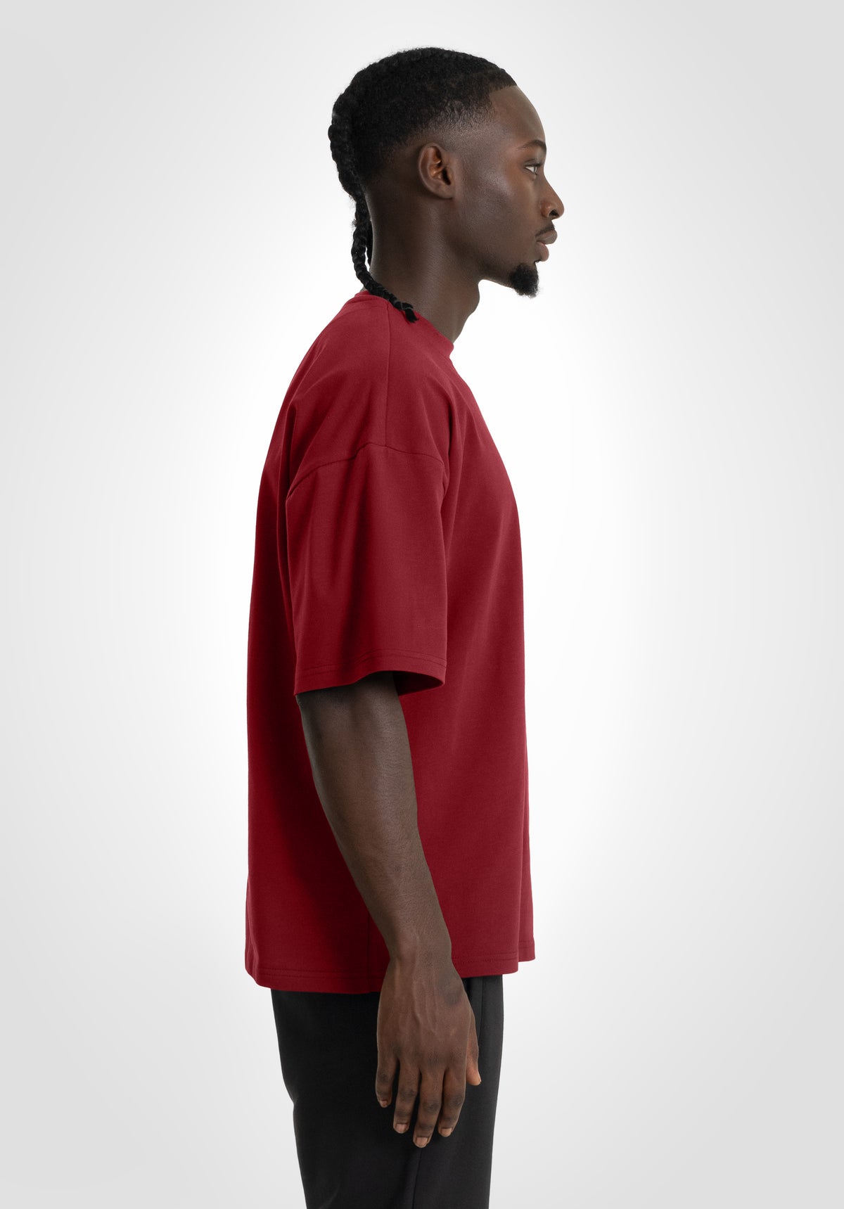 Heavy Oversize Tee in Bordeaux von der Seite, überschnittene Schulter und weiter Ärmel