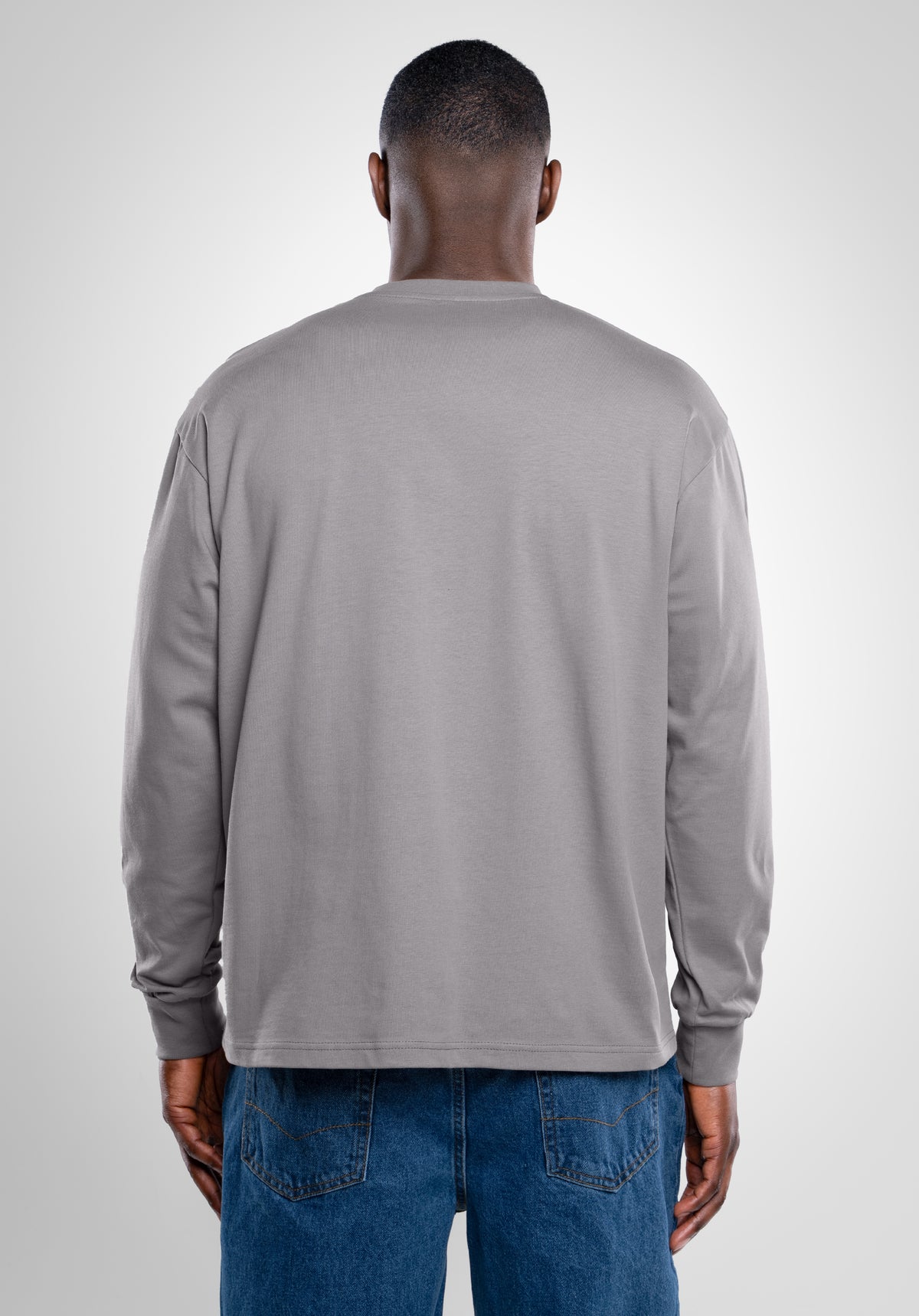Graues Straight Outta Cotton Longsleeve Shirt aus 100% Baumwolle mit Loose Fit und Ärmel-Cuffs – Rückansicht