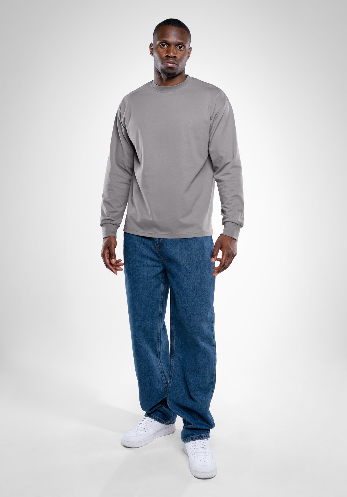 Straight Outta Cotton Longsleeve Shirt in Grey aus 100% Baumwolle im Loose Fit – Ganzkörperansicht