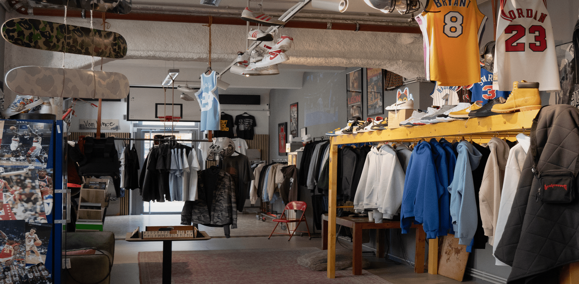 Streetwear Shop Interior mit Sneakern, Basketball Jerseys, Hoodies und Skate-Ambiente in urbanem Store Design