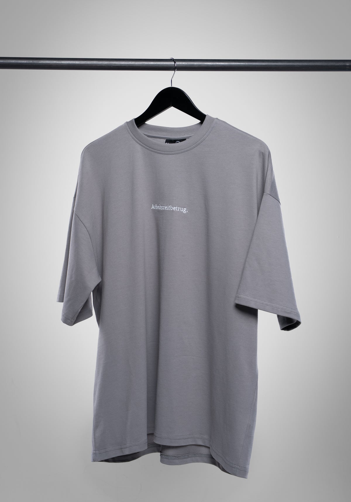 Arbeitszeitbetrug Oversize Tee Cool Grey auf dem Bügel von vorne #Farbe_Grau
