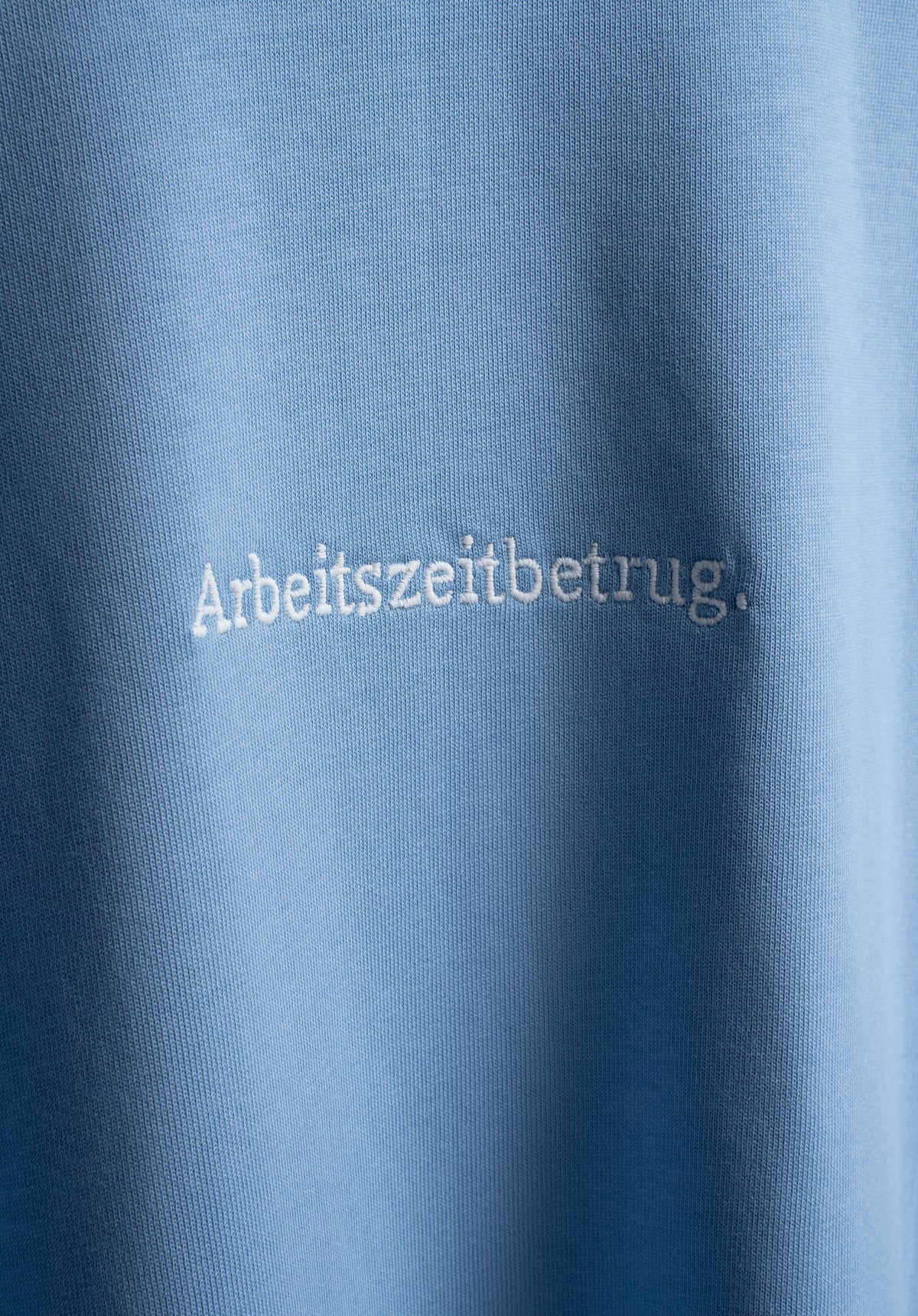 Arbeitszeitbetrug Oversize Tee Light Blue Detailansicht Stick #Farbe_Blau