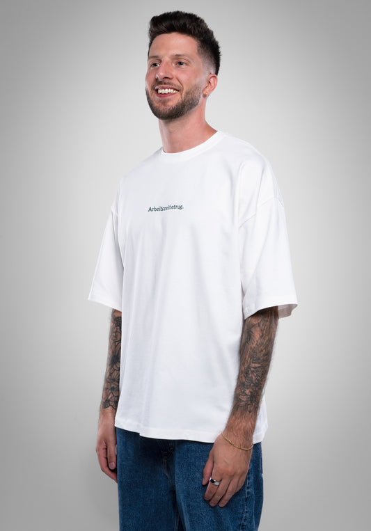 Arbeitszeitbetrug Oversize Tee Off White am Model von vorne #Farbe_Off White