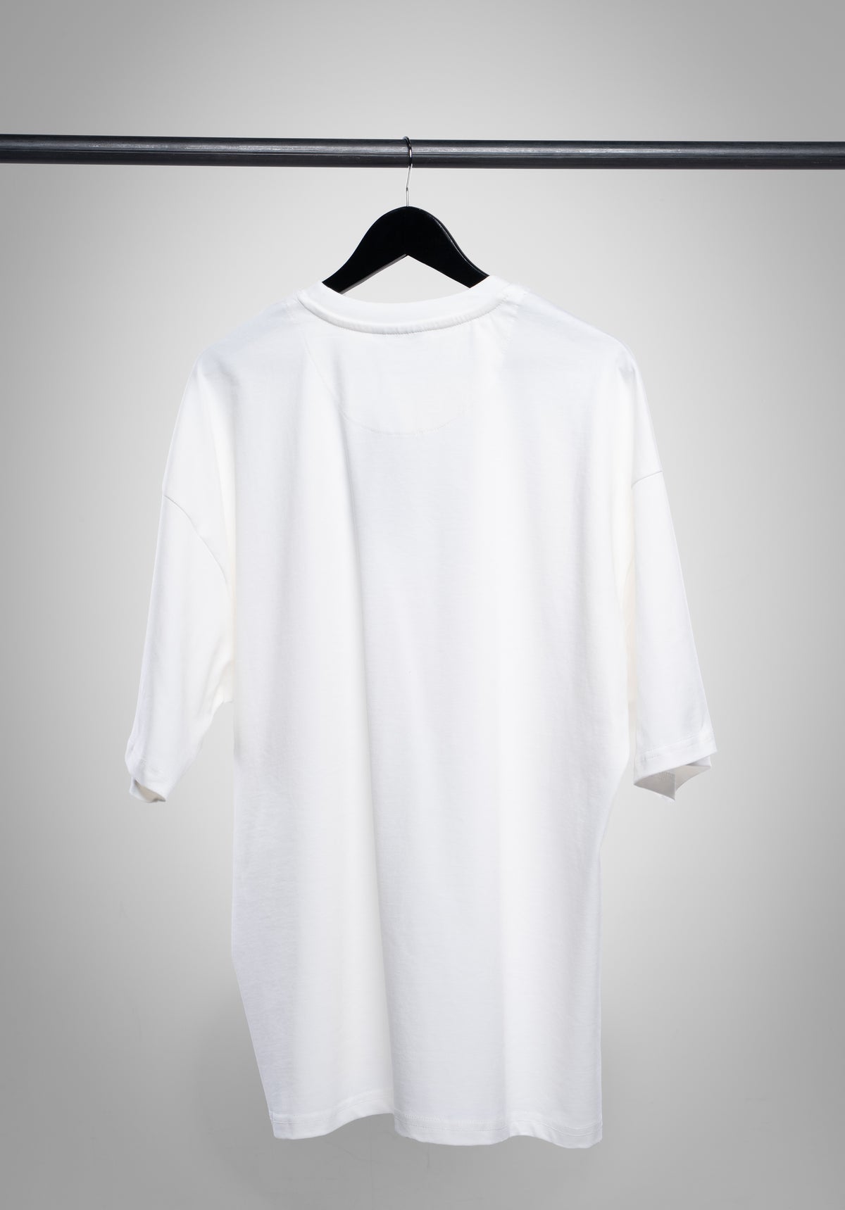 Arbeitszeitbetrug Oversize Tee Off White auf dem Bügel von hinten #Farbe_Off White