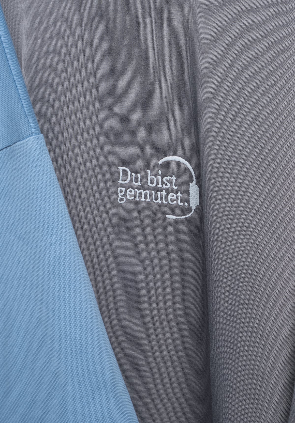 Du bist gemutet Oversize Tee Cool Grey Detailansicht Stick #Farbe_Grau