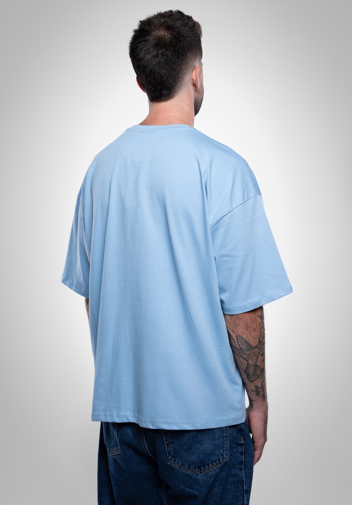 Du bist gemutet Oversize Tee Light Blue am Model von hinten #Farbe_Blau