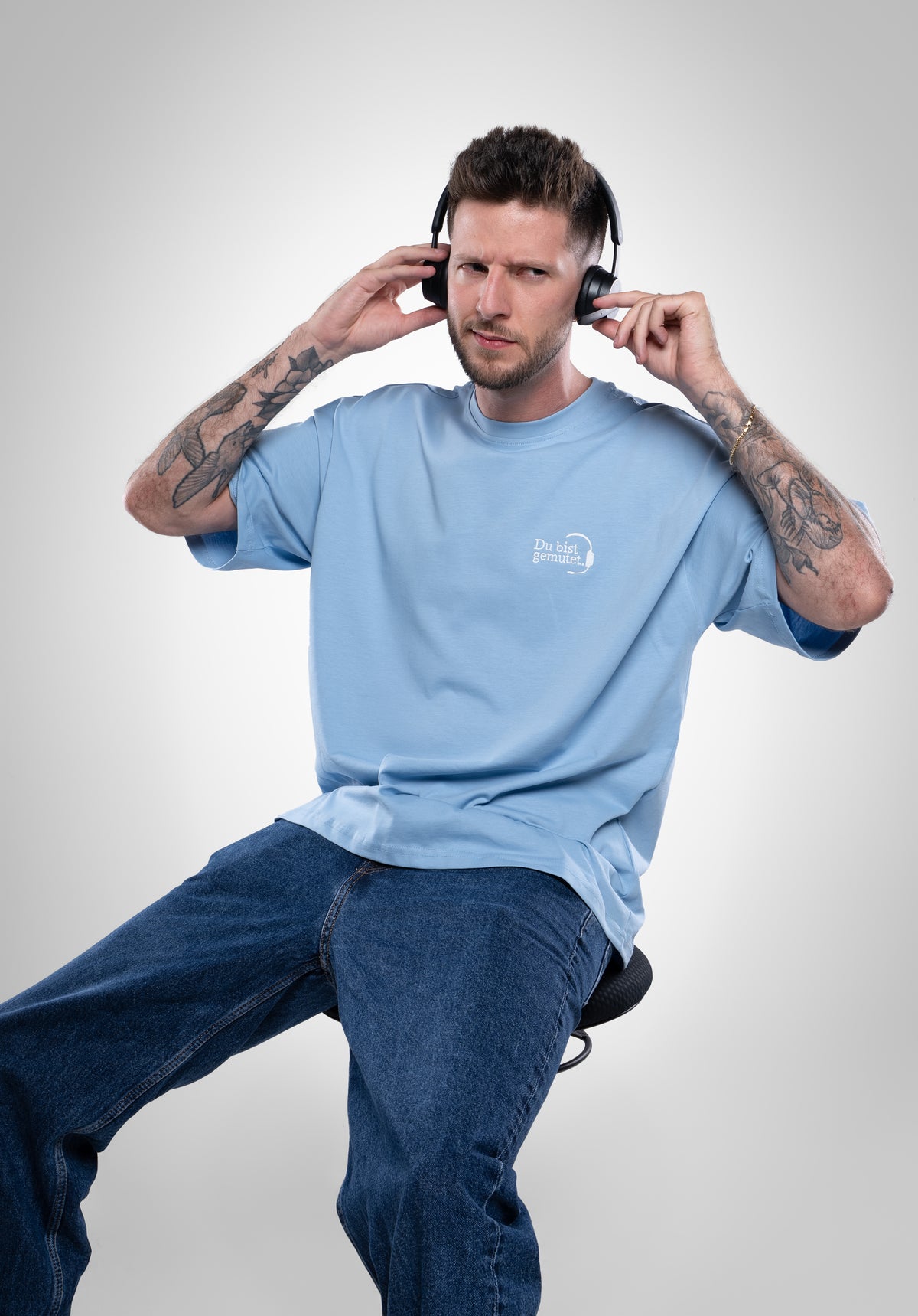 Du bist gemutet Oversize Tee Light Blue am Model von vorne #Farbe_Blau