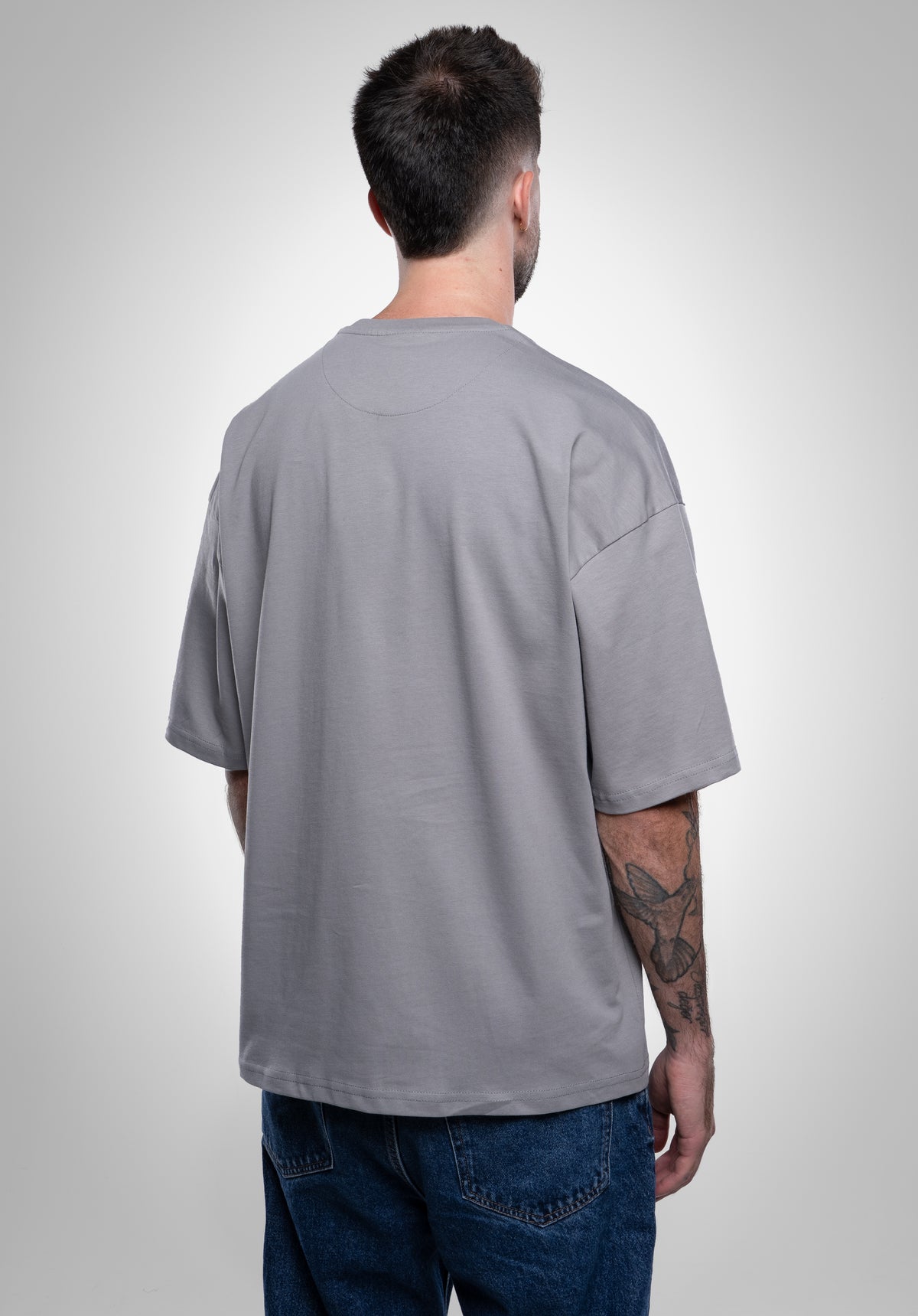 Fatzke Oversize Tee Cool Grey am Model von hinten #Farbe_Grau