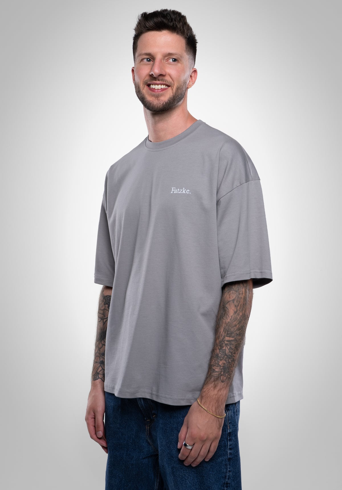Fatzke Oversize Tee Cool Grey am Model von vorne #Farbe_Grau