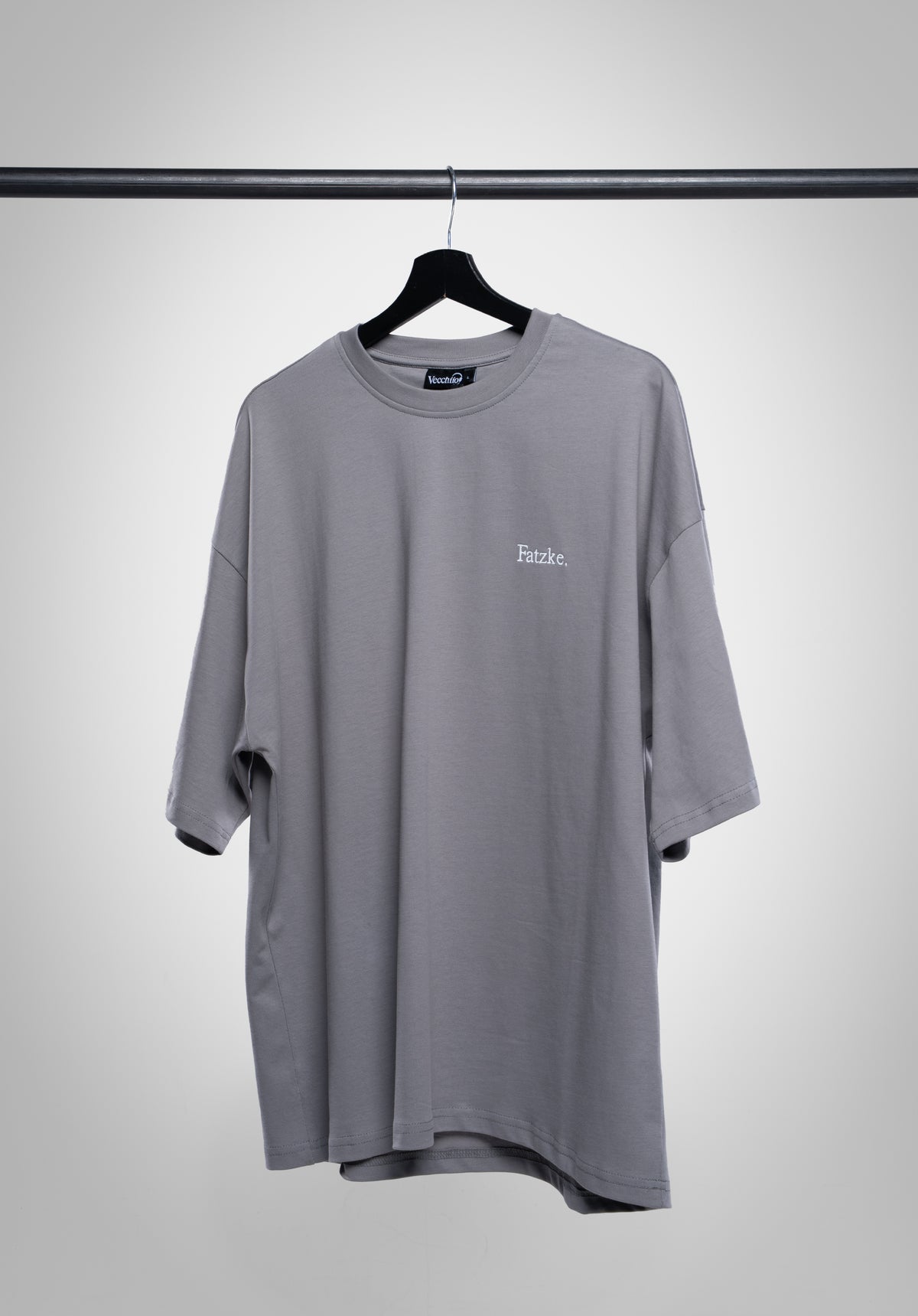 Fatzke Oversize Tee Cool Grey auf dem Bügel von vorne #Farbe_Grau