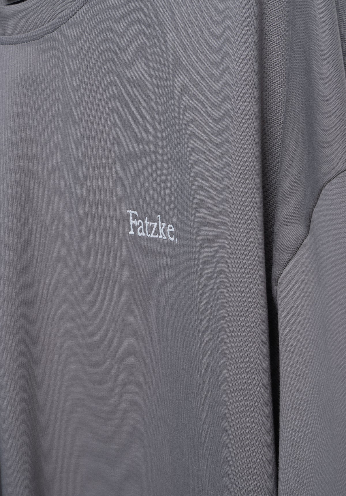 Fatzke Oversize Tee Cool Grey Detailansicht Stick #Farbe_Grau
