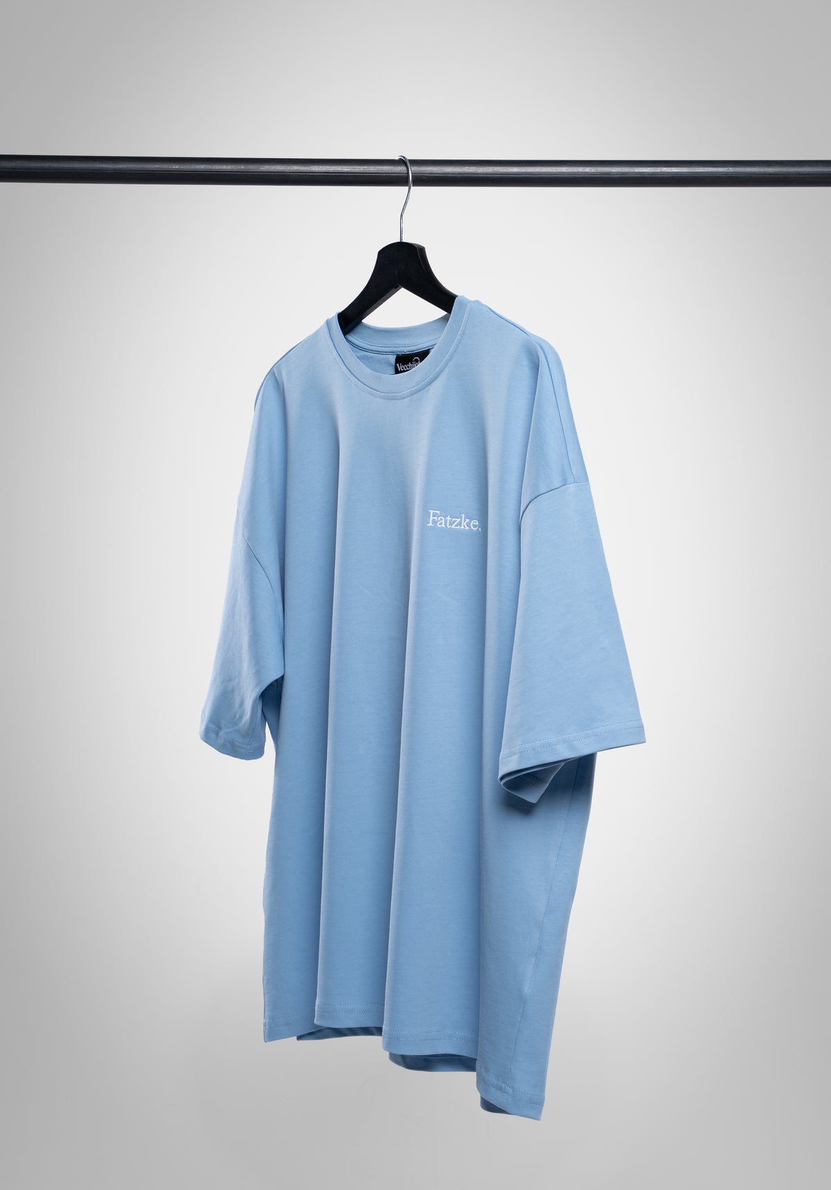 Fatzke Oversize Tee Light Blue auf dem Bügel von vorne #Farbe_Blau