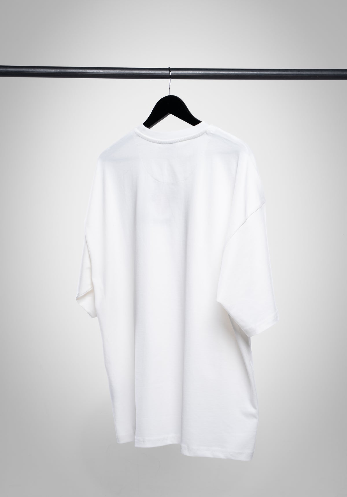 Fatzke Oversize Tee Off White auf dem Bügel von hinten #Farbe_Off White