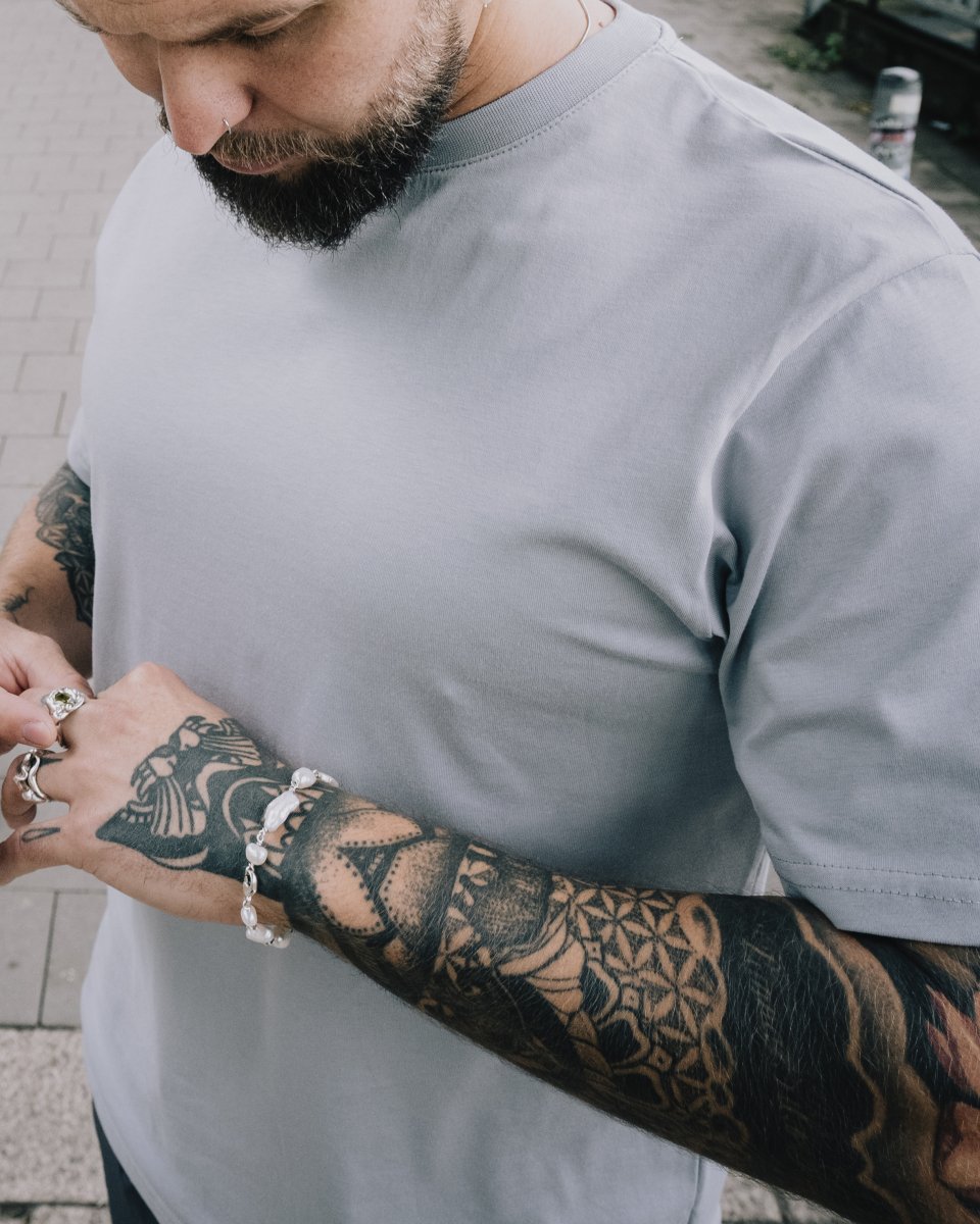 Heavy Cotton Shirt – urbaner Look mit Tattoos und Streetstyle von Straight Outta Cotton