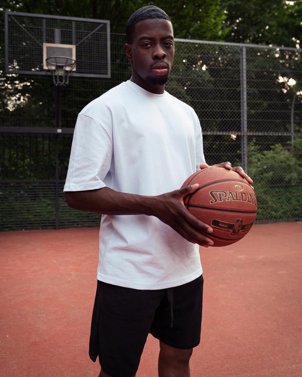 Weißes Heavy Cotton Shirt – sportlicher Streetwear Look auf dem Basketballplatz