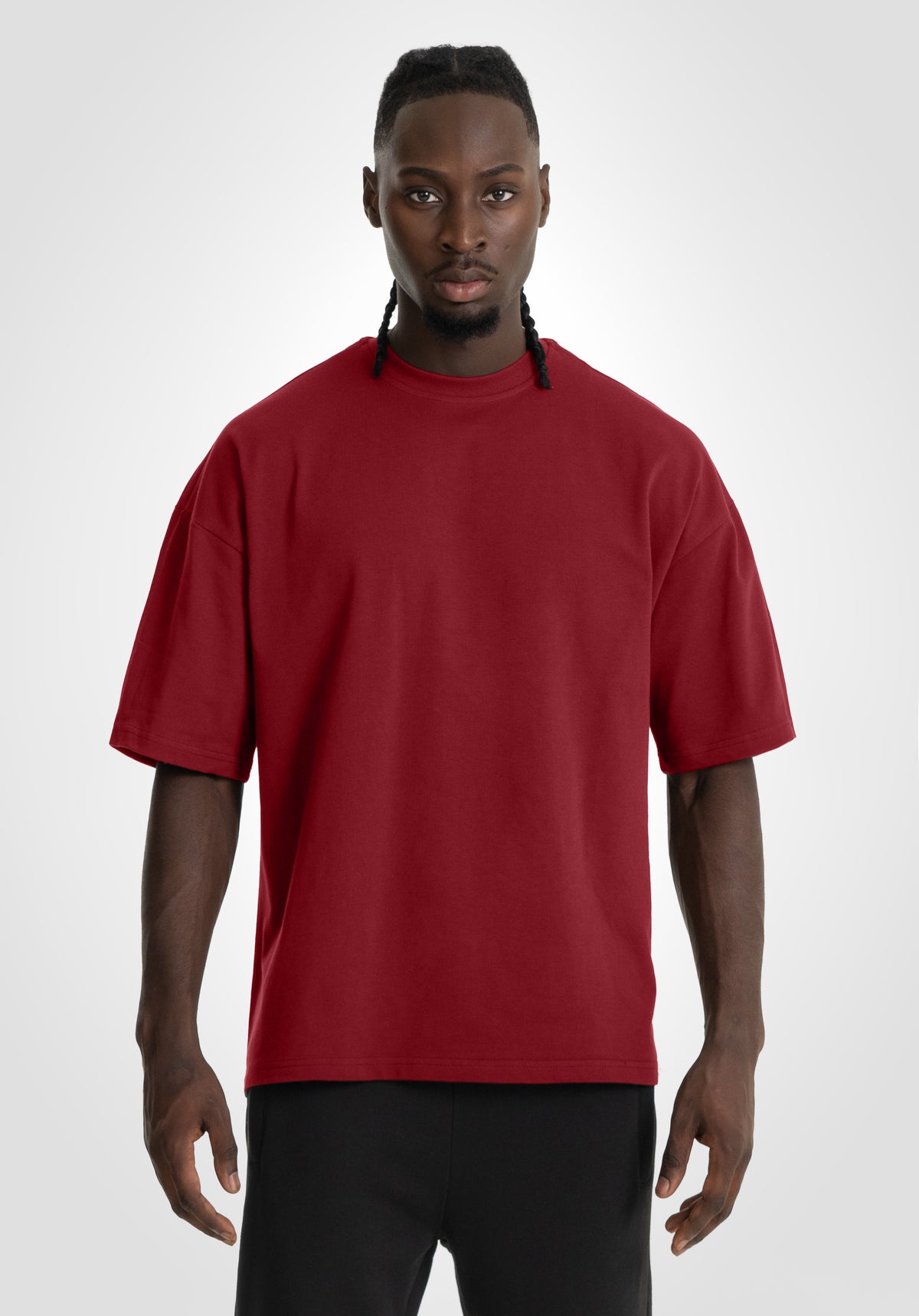 Heavy Oversize Tee in Bordeaux von vorne am Model, 90s Boxy Fit mit Rundhals-Ripp-Kragen
