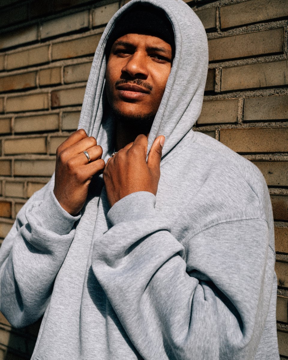 Grauer Oversize Hoodie aus Heavy Cotton – urbaner Look von Straight Outta Cotton