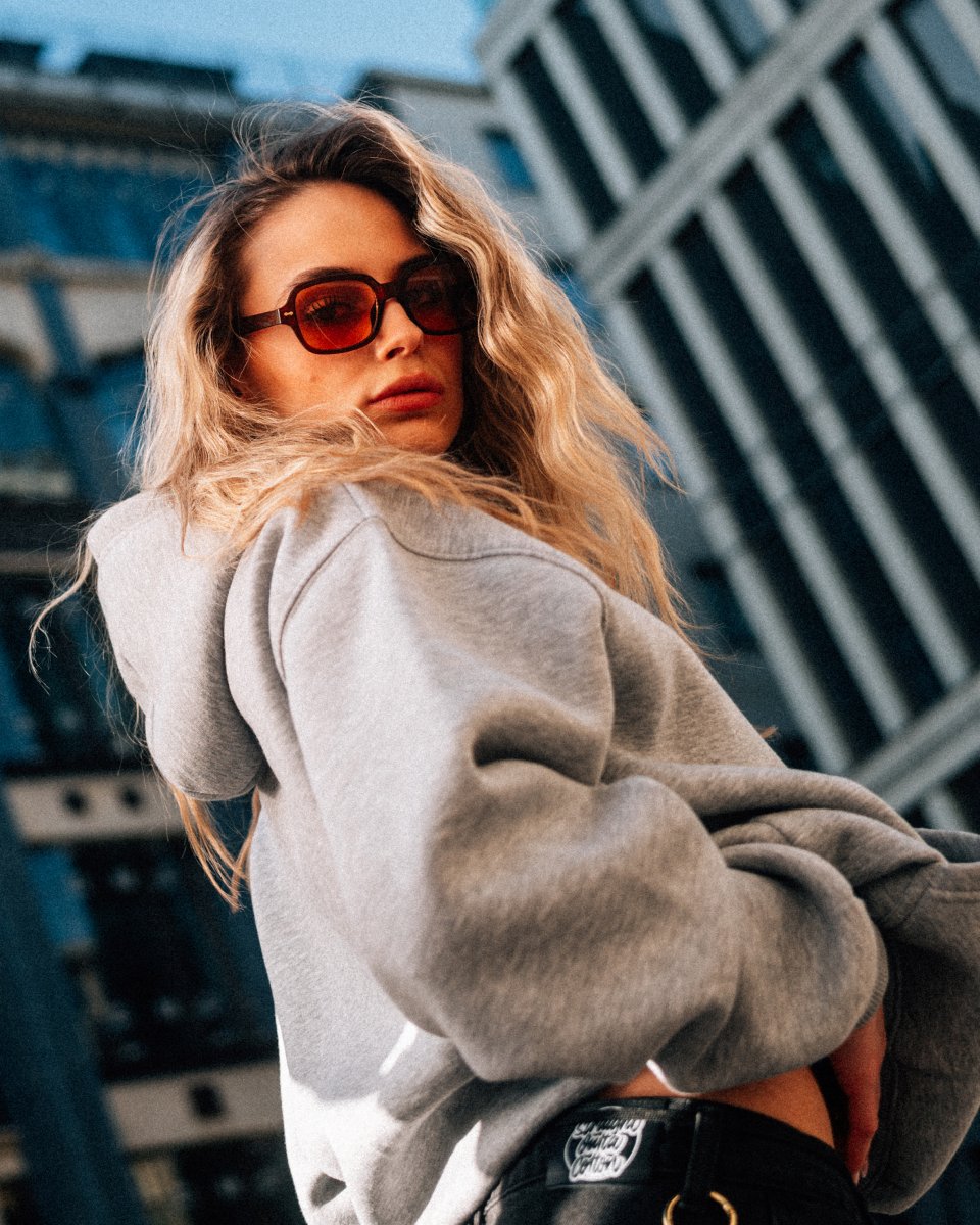 Oversize Hoodie in Grau – urbanes Streetwear Outfit für Frauen von Straight Outta Cotton