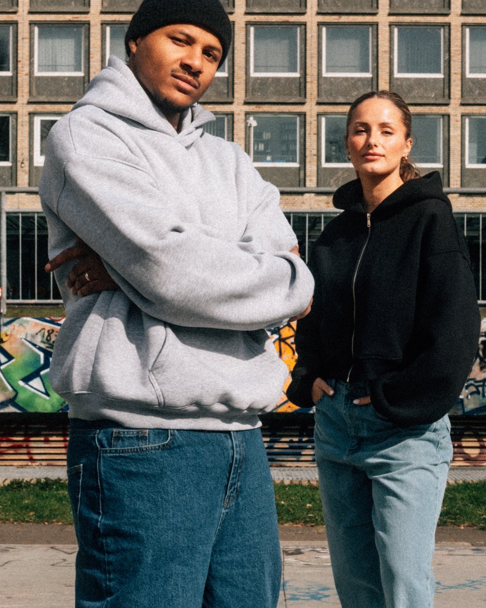 Unisex Oversize Hoodies in Grau und Schwarz – Streetwear Look von Straight Outta Cotton