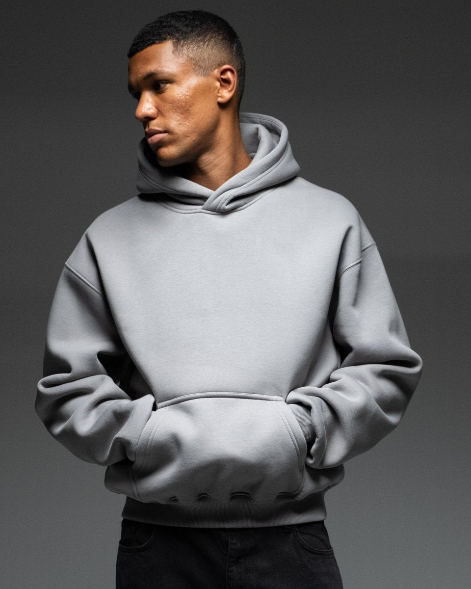 Grauer Oversize Hoodie für Männer – cleaner minimalistischer Look von Straight Outta Cotton