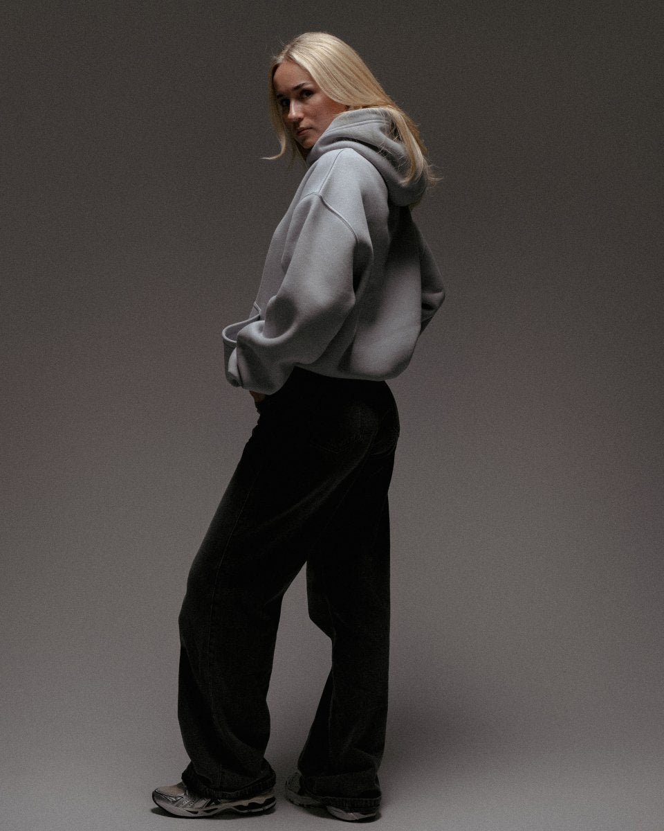 Grauer Oversize Hoodie für Frauen – Relaxed Fit Streetwear Look von Straight Outta Cotton