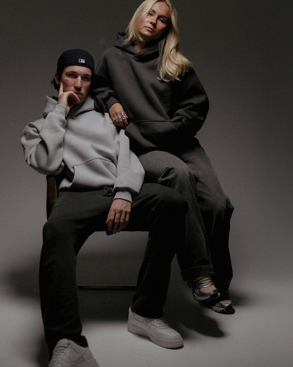 Oversize Hoodies in Grau und Schwarz – minimalistischer Unisex Streetwear Look von Straight Outta Cotton