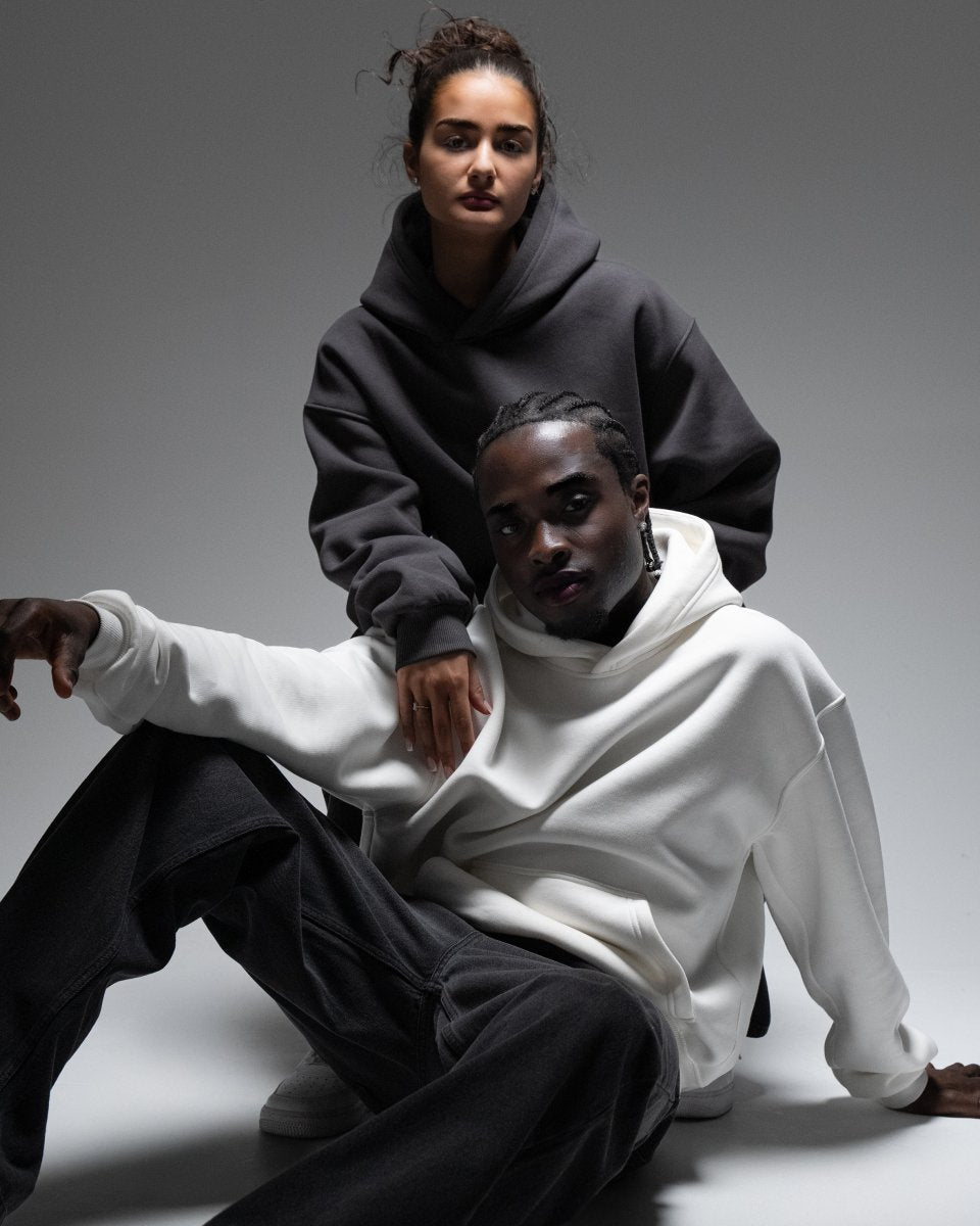 Oversize Hoodies in Weiß und Dunkelgrau – moderne Unisex Streetwear von Straight Outta Cotton