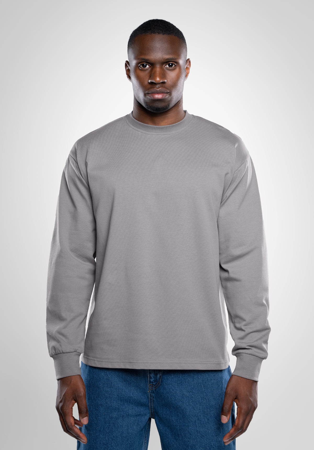 Straight Outta Cotton Longsleeve Shirt in Grey aus 100% Baumwolle mit Loose Fit und Ärmel-Cuffs – Vorderansicht
