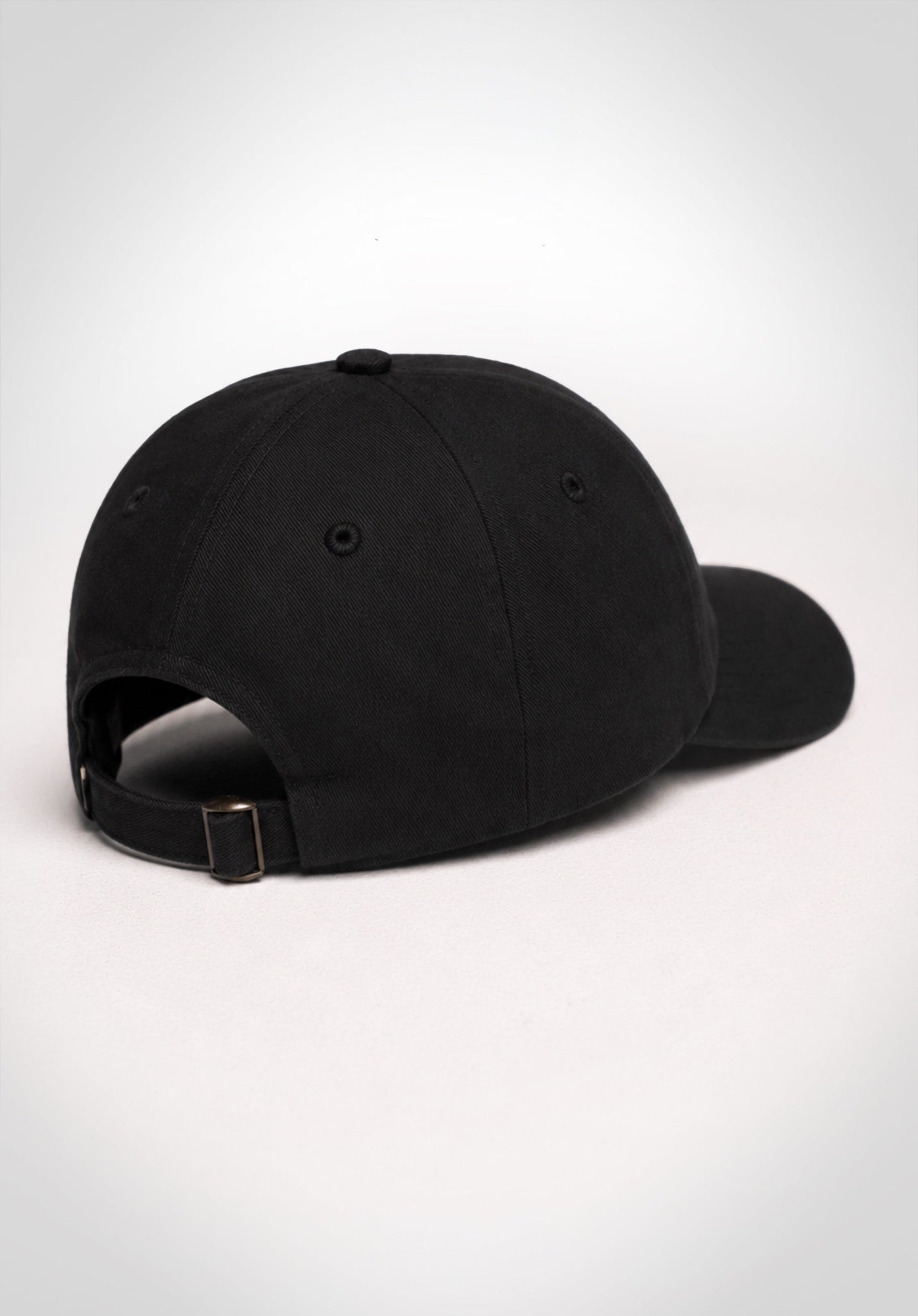6 Panel Cap „Str8" in Black – Rückansicht mit verstellbarem Verschluss