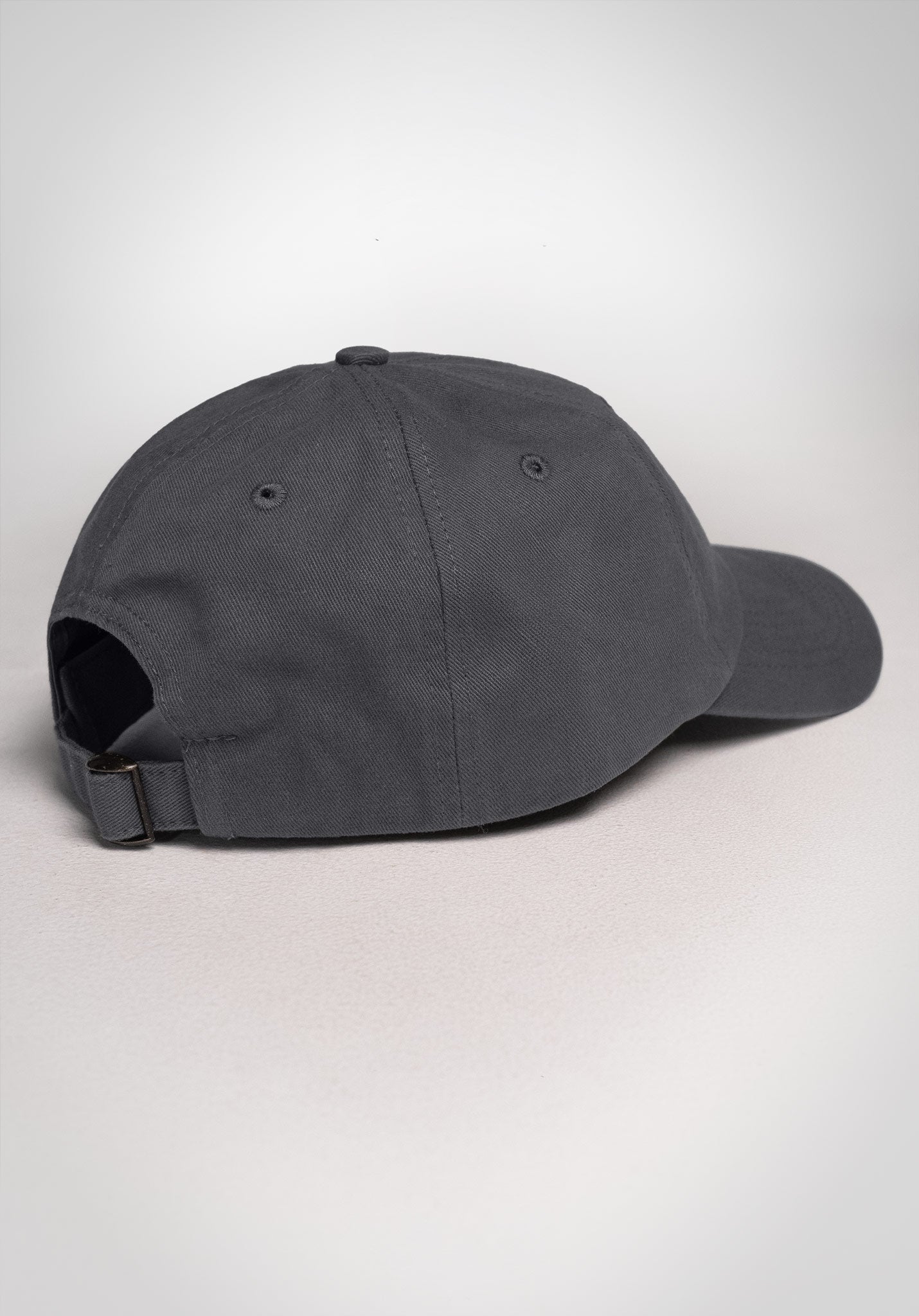 6 Panel Cap „Str8" in Cool Grey – Rückansicht mit verstellbarem Verschluss