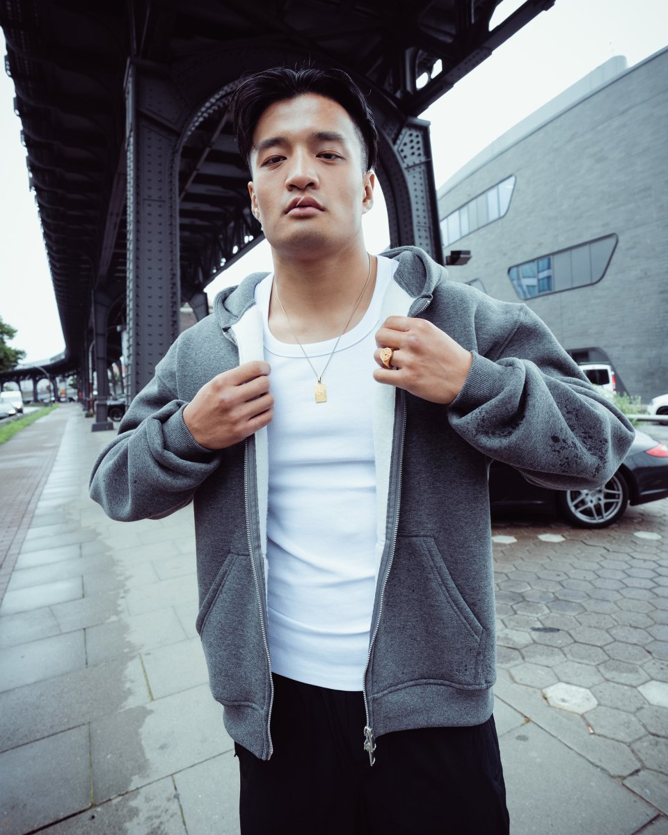 Grauer Zip Hoodie für Männer – minimalistischer Streetwear Look von Straight Outta Cotton